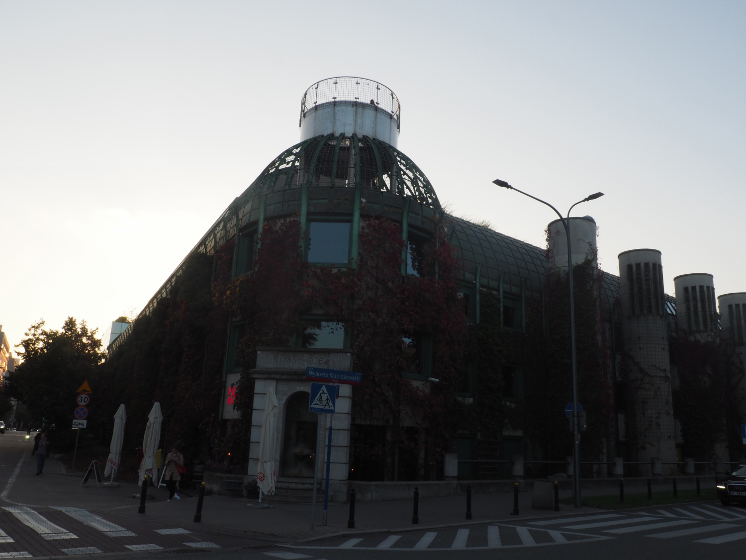 Zdjęcie architektury budynku Biblioteka Uniwersytecka w Warszawie